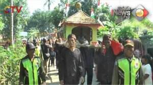 Tradisi Hajat Bumi Mengarak Sesajian Di Karawang Jawa Barat