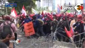 Massa Menuju Gedung Mahkamah Konstitusi