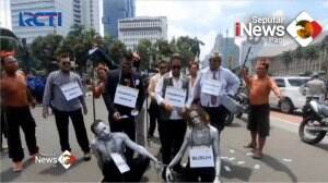Aksi Teatrikal Dalam Unjuk Rasa Buruh