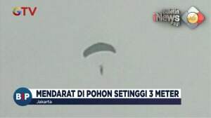 Penerjun TNI Terbawa Angin Kencang