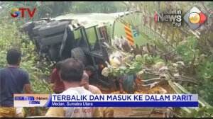 Truk Terguling, Warga Berebut Minyak