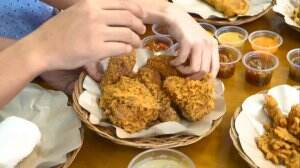 Gokil! Makan Ayam Goreng Krispy Dengan Berbagai Macam Saus - Nge Meal Eps .13