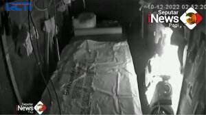 Seorang Pria Bakar Sepeda Motor Terekam CCTV