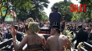 Ribuan Warga Solo Tumpah Ruah Sambut Kirab Pengantin Kaesang Erina