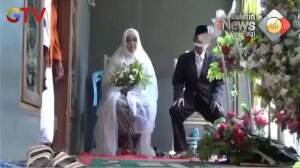 Pasangan Pengantin Gelar Pernikahan Ditengah Banjir