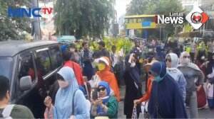 Petugas Bubarkan Demo Emak - Emak