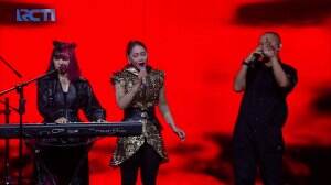 Epic! Medley Song Dari Penampilan Isyana X Deadsquad X Inul - 25th AMI Awards 2022