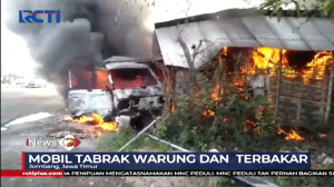 Mobil Tabrak Warung dan Terbakar