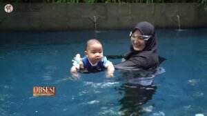 Duh Lucunya, Baby Athar Belajar Berenang