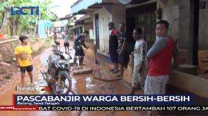 Warga Bergotong Royong Membersihkan Sisa Banjir Batang