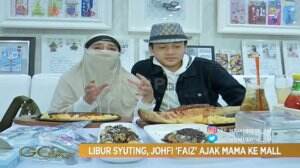 Libur Syuting Johfi Faiz Ajak Ibu Jalan-Jalan