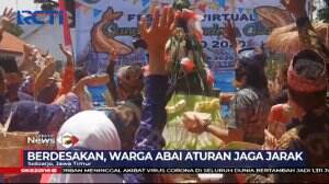 Warga Berebut Tumpeng Bandeng Asap di Sidoarjo