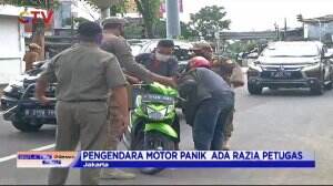 Petugas Gabungan Satpol PP Dan TNI Razia Pengendara Yang Tidak Mematuhi Protokol Kesehatan