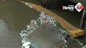 Jasad Tersangkut Sampah di Pintu Air