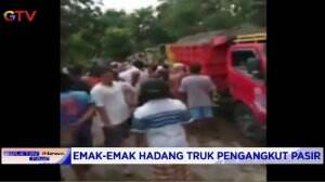 Aksi Ratusan Emak-Emak Hadang Mobil Truk Pengangkut Pasir