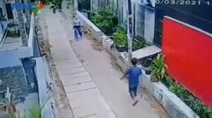 Ibu - Ibu Pejalan Kaki Dipukul Pria Tak Dikenal