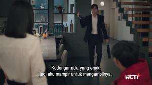 Sun Woo merasa ganjil melihat rambut seorang lain yang menyangkut di syal yang ia kenakan.