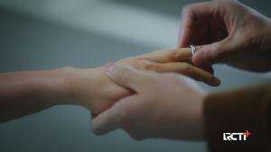 Sun Woo mengingat momen dimana Tae Oh melamarnya.