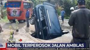 Mobil Terperosok Jalan Amblas Di Wonosobo