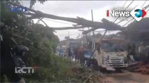 Pohon Tumbang Menimpa Truk dan Warung