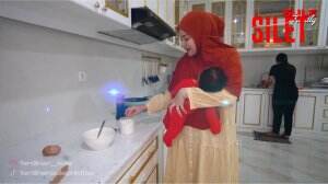 Bunda Nathalie Sangat Multitasking