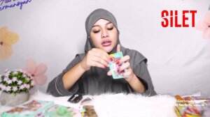 Heboh! Mama Nur Makan Makanan Jadul