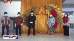 Sepasang Kekasih Melangsungkan Pernikahan Di Tempat Karantina Covid-19