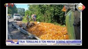 Truk Terguling 8 Ton Minyak Goreng Berserakan