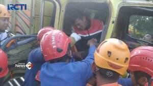 Tabrakan Dua Truk, Supir Terjepit