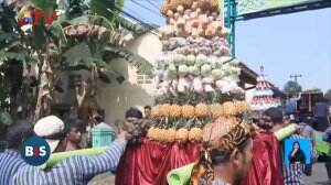 Warga Berebut Gunungan Hasil Bumi