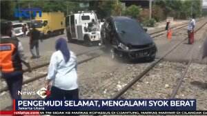 Minibus Tertabrak KRL Di Pademangan, Pengemudi Selamat Alami Syok Berat