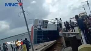 Diduga Mengalami Kebocoran, Kapal Penyebrangan Tenggelam Di Dermaga