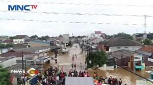 Meluapnya Air Kali Bekasi Menyebabkan Tiga Perumahan Warga Terendam Banjir