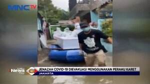 Di Tengah Banjir, Petugas Mengevakuasi Jenazah Covid-19 Menggunakan Perahu Karet