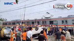 Evakuasi Mobil Tertabrak KRL Gunakan Alat Berat