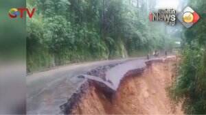 Jalan Utama Di Desa Bojong Petir Cianjur Ambles Sedalam 50 Meter