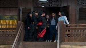 Siapa Yang Mendatangi Para Gadis Ini?