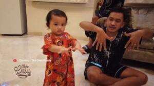 Kuku Palsu Thania Onsu Bikin Salah Fokus