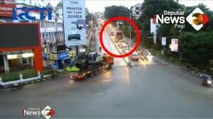 Detik - Detik Truk Menabrak Belasan Kendaraan