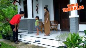 Senangnya Entin Bertemu Dengan Lis Lagi - Dunia Terbalik Eps. 2651