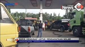 Supir Truk Rela Menginap Demi Solar