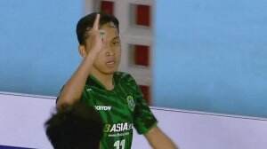 Denis Tuntaskan Gol Manis