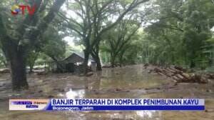 Petugas Lakukan Evakuasi Bencana Banjir di Bojonegoro