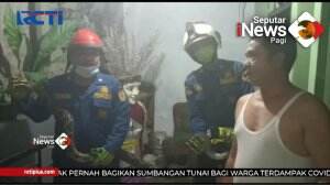 Evakuasi Ular Piton di Rumah Warga