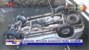 Evakuasi Mobil di Kali Kecil