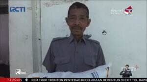 Warga Antre Beras Gratis