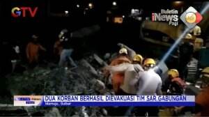 Evakuasi Korban Reruntuhan Masjid Agung