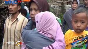 Tangis Haru Menyambut Kedatangan Jenazah Korban Longsor