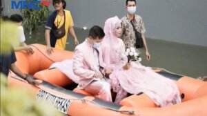 Viral, Melangsungkan Pernikahan Di Tengah Banjir