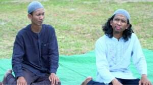 Solat Diluar Masjid - Aku Bukan Ustadz Mencari Surga Eps. 29-30